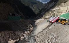 雅砻江流域水风光一体化基地两座大型水电站同步截流