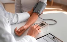 老年人如何应对低血压?专家:不猛起、不大餐、不擅自改药