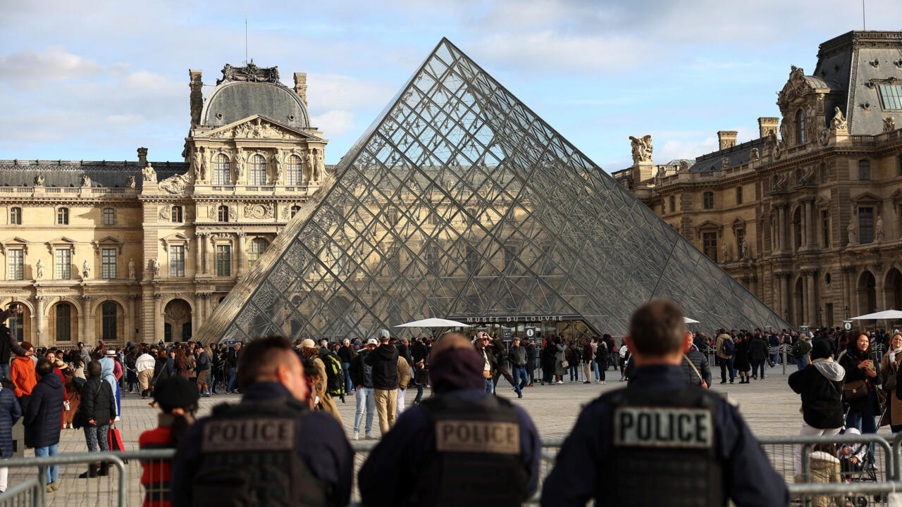 2025-10-26T150700Z-560499200-RC2RJHAHGVN1-RTRMADP-3-FRANCE-CRIME-LOUVRE