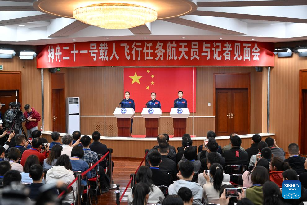 Astronauts of China's Shenzhou-21 mission meet press x4