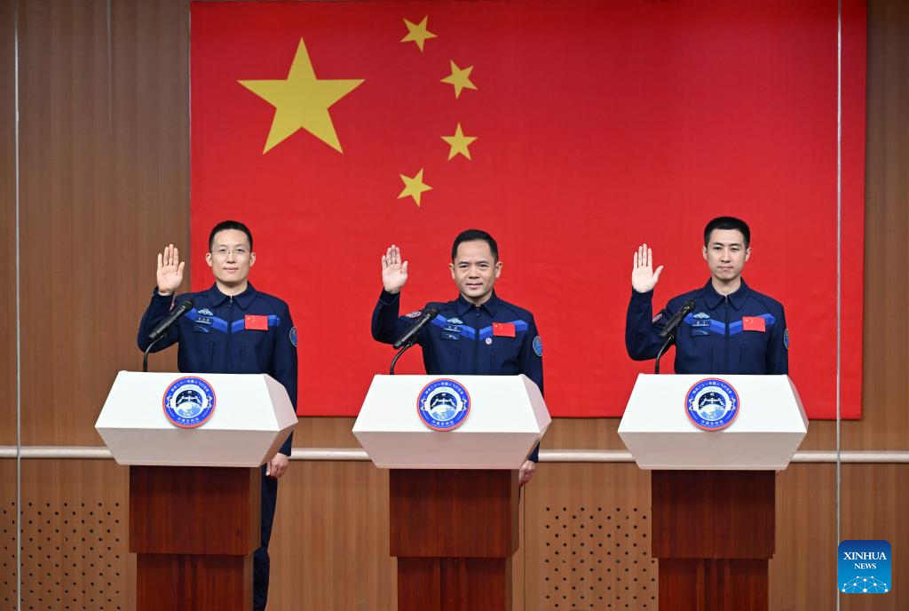 Astronauts of China's Shenzhou-21 mission meet press x6