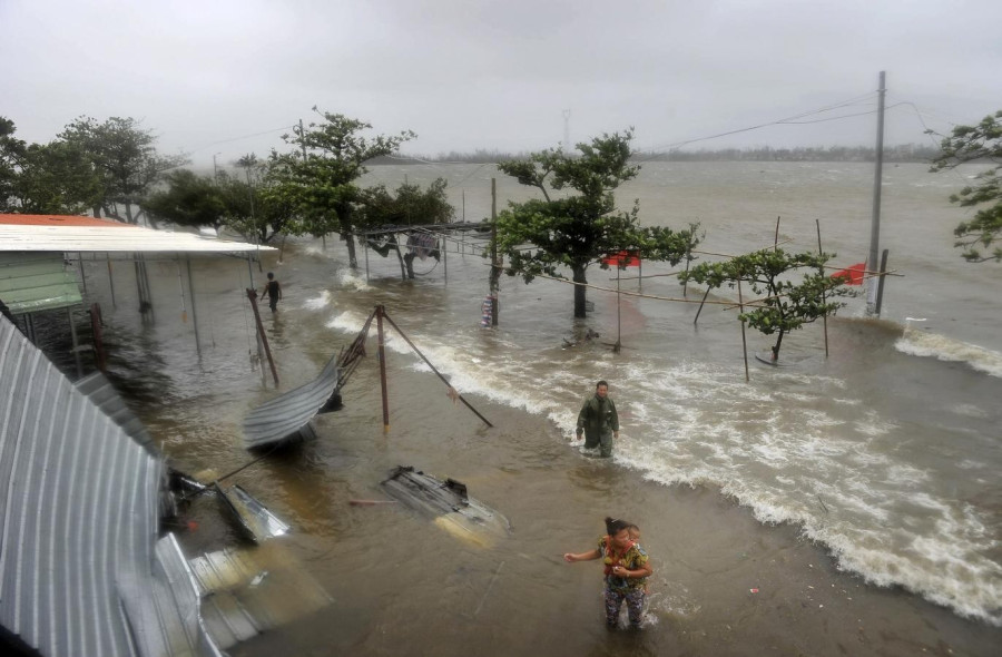Typhoon Kalmaegi brings ‘life-threatening’ conditions to central Philippines