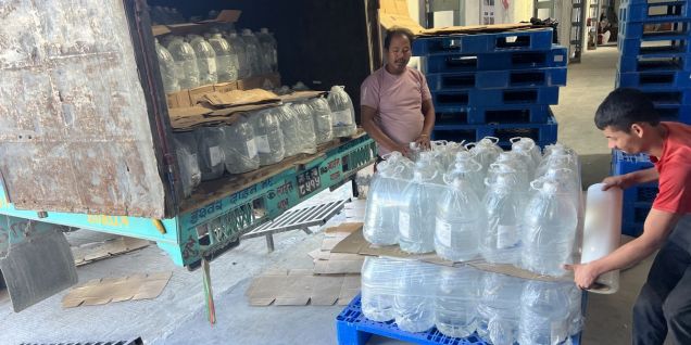 首批冈仁波齐冰川矿泉水运抵加德满都 中尼跨境饮品贸易再添新篇​