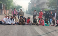 मधेस प्रदेश भवन अगाडि ७ दलका नेता कार्यकर्ताहरूको धर्ना