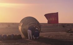 舟落东风霞色里 画展神州明日春 ——写在神舟二十号航天员乘组天外凯旋之际