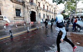 墨西哥数千人抗议政府安全政策 示威现警民冲突