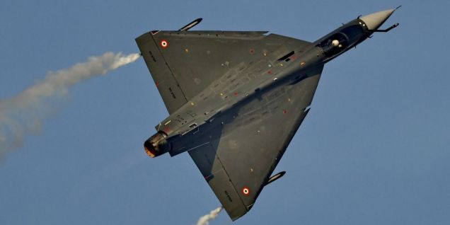 阿联酋迪拜航展现场突发：印度“光辉”战机坠毁 飞行员遇难