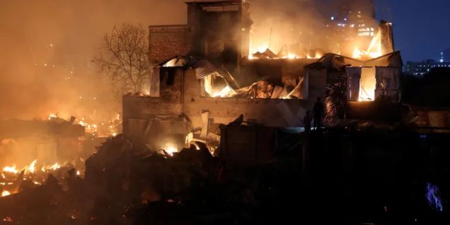 达卡科莱尔贫民窟发生毁灭性火灾，数千人无家可归