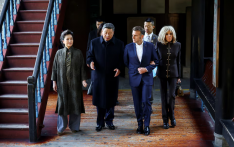 习近平携法国总统视察成都 签署多项合作协议