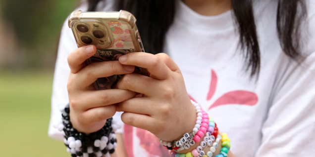 澳大利亚率先施行社交媒体年龄禁令 或引发全球监管连锁效应