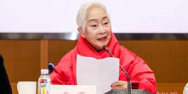 华人演员卢燕回母校上海交大谈艺术人生