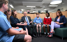 全球首个16岁以下社交媒体禁令在澳实施 政府捍卫举措 平台面临高额罚款压力