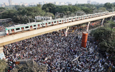 孟加拉国在严密安保下为遇害青年政治领袖举行国葬