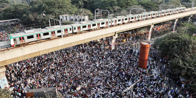 孟加拉国在严密安保下为遇害青年政治领袖举行国葬