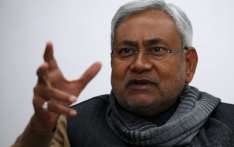 印度比哈尔邦首席部长涉扯下穆斯林妇女头巾 引发舆论争议