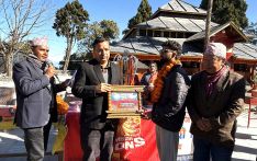 एनपिएल ट्रफीसहितको टोली सम्मानित