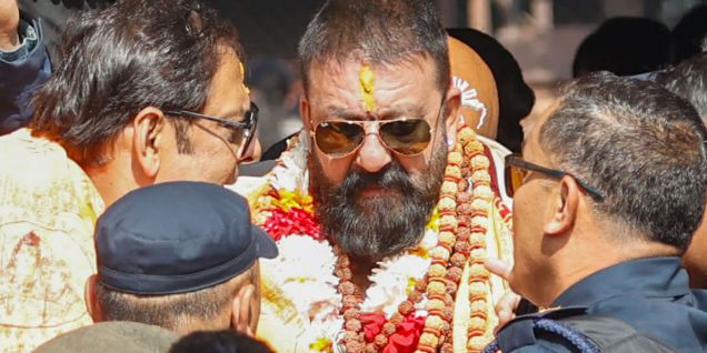 宝莱坞巨星桑杰·杜特造访帕舒帕蒂纳特神庙 加德满都民众争相一睹风采