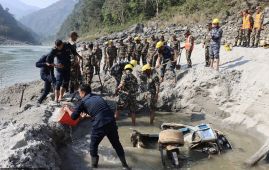 尼泊尔奇特旺山体滑坡事故失踪巴士残骸终被找到 搜救持续推进