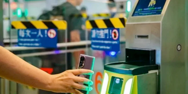 香港与澳门自1月19日起下调自动通关年龄 便利跨境家庭出行