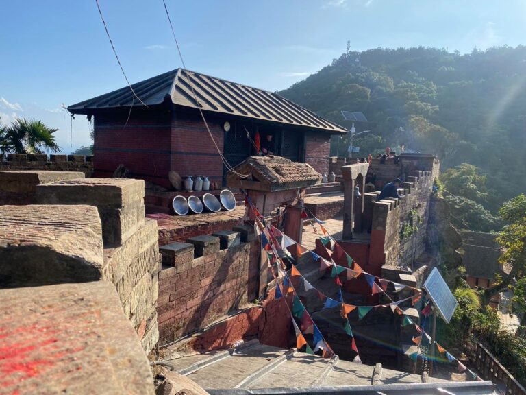 गोरखनाथ-गुफा-768x576