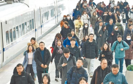 中国春运大潮启动 全国铁路预计发送旅客5.4亿人次