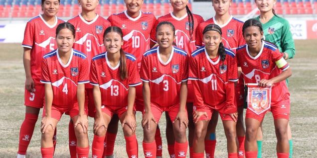 साफ यु १९ महिला फुटबलमा नेपाल बङ्गालादेशसँग खेल्दै