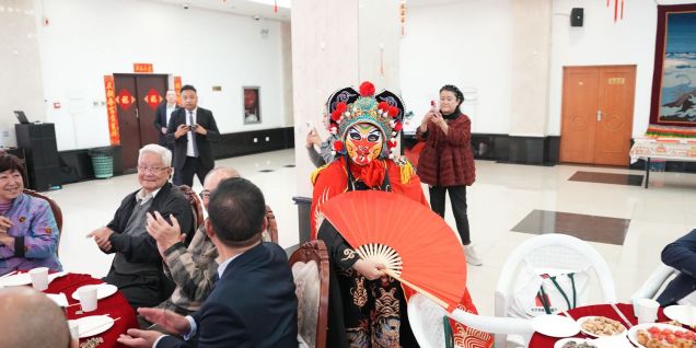 中国驻尼泊尔大使馆隆重举办2026新春茶话会暨“新春暖心包”发放仪式 情暖侨心共贺马年