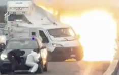 意大利公路上演“电影式”劫案 武装分子封路炸运钞车