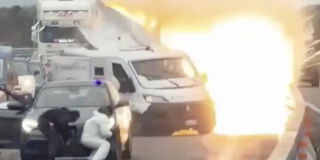 意大利公路上演“电影式”劫案 武装分子封路炸运钞车