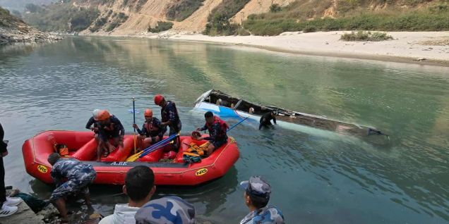 尼泊尔拉梅查普发生巴士坠河事故 已致4人死亡6人受伤