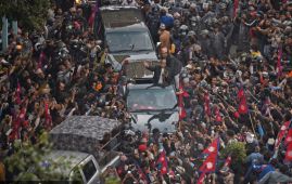 尼泊尔前国王返加德满都 保皇派执意违令举办欢迎仪式 选举前夕政治张力拉满