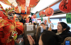 高铁闹元宵 旅途温情浓