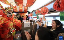 高铁闹元宵 旅途温情浓