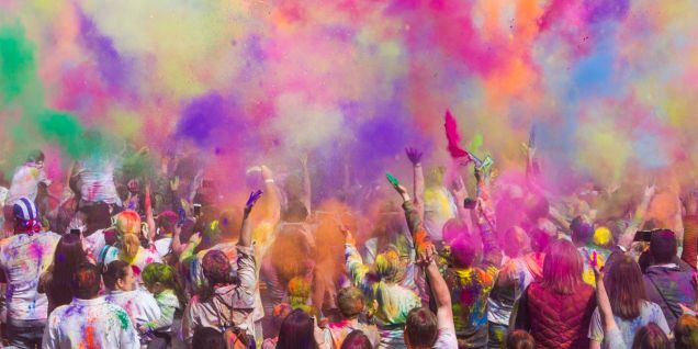 尼泊尔各地欢庆洒红节 传统文化与时代活力交相辉映