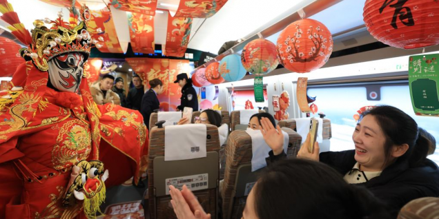 高铁闹元宵 旅途温情浓