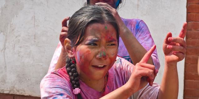 尼泊尔洒红节：缤纷色彩世界里的快乐梦想（组图）