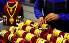 Gold price drops by Rs11,000 per tola 