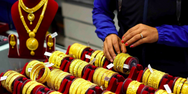 Gold price drops by Rs11,000 per tola 