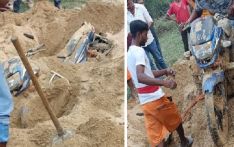 महोत्तरीमा माटोमा गाडिएको मोटरसाइकल फेला