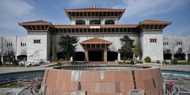 尼泊尔比伦德拉国际会议中心遭纵火后闲置半年 重建前景不明