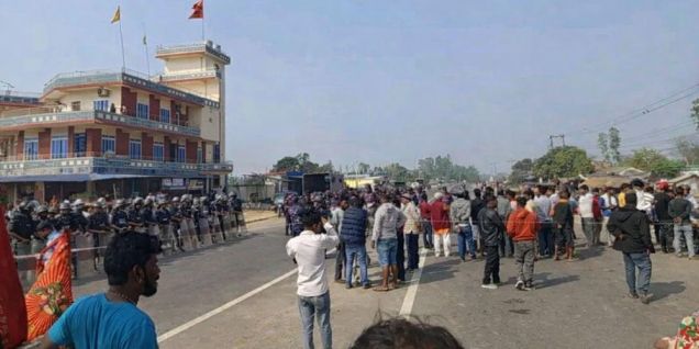 尼泊尔巴尔迪亚民众抗议毒品走私 与警方发生冲突致多人受伤