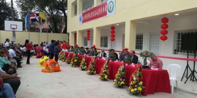 从石棉瓦房到三层校舍 加勒比岛国侨校的半世纪坚守