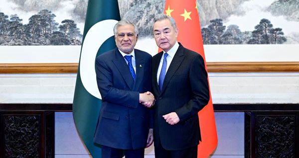 王毅同巴基斯坦副总理兼外长达尔会谈