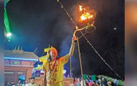 Singa hot water spring attracts tourists