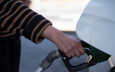 国际油价大幅回落 黄金价格逆势走强