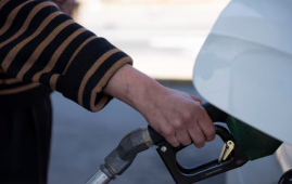 国际油价大幅回落 黄金价格逆势走强