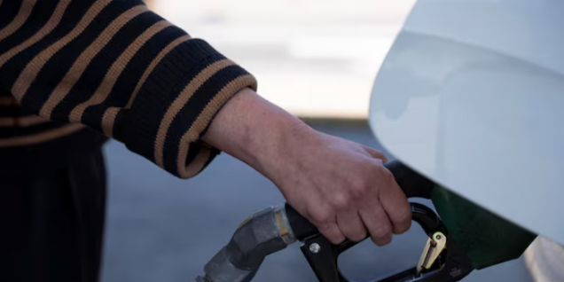 国际油价大幅回落 黄金价格逆势走强