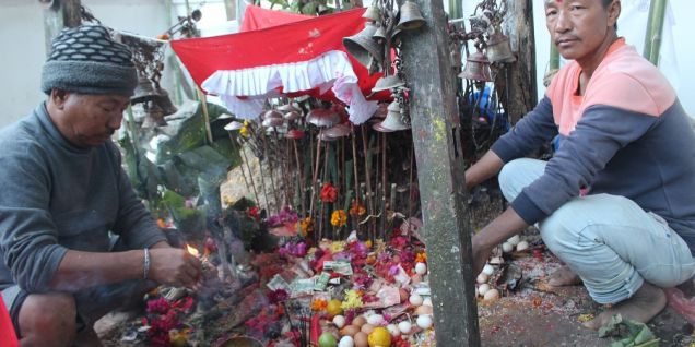 धनकुटाका आठपहरियाद्वारा बिसु चाड मनाइँदै
