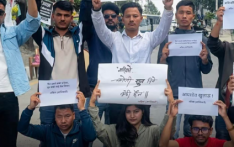 尼泊尔学生组织走上街头 抗议政府财产公开透明度不足