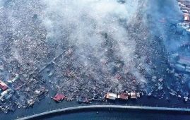 Fire destroys 1,000 homes in Malaysian coastal village